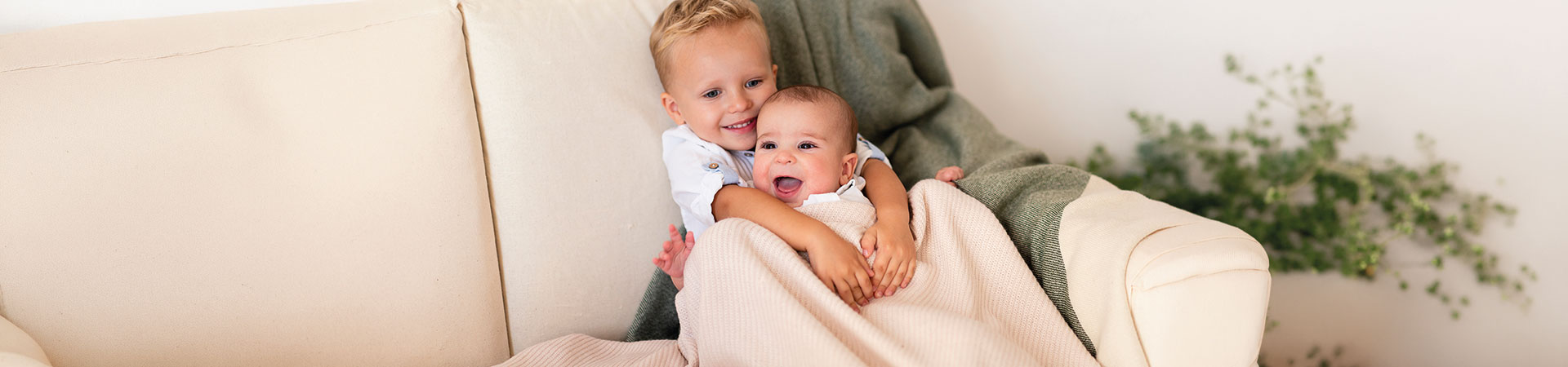 Kinder auf Couch